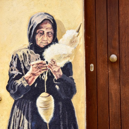 Murale. Particolare su anziana che fila la lana (foto Ivo Piras)