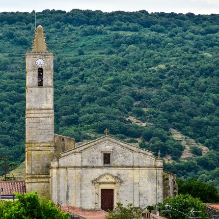 The façade, with a late Renaissance scheme, is divided into two orders by a projecting torus cornice and opens out in the beautiful architrave portal. (photoIvo Piras)