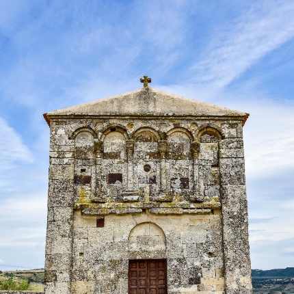 The facade is divided by a horizontal frame with a series of small arches on columns in the upper part and the lintelled portal in the lower part. (photoIvo Piras)
