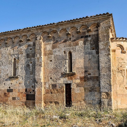 The side views are divided by a pilaster and in each mirror there is a single lancet window. (photoIvo Piras)