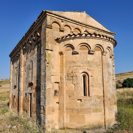 The apse is marked by a median pilaster strip and decorated with a series of small arches. Two single-light windows illuminate the presbytery. (photoIvo Piras)