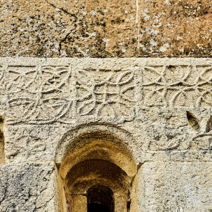 Geometric motif decoration above the right single-lancet window of the southern side (photoIvo Piras)