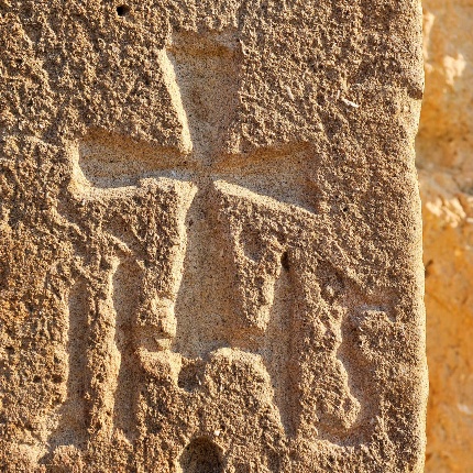 Detail of a bas-relief cross in the corner pilaster of the south side (photoIvo Piras)
