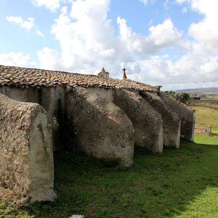 Siligo, chiesa di San Vincenzo Ferrer. Contrafforti laterali (foto © CC BY-SA 4.0 Gianni Careddu - Wikimedia)