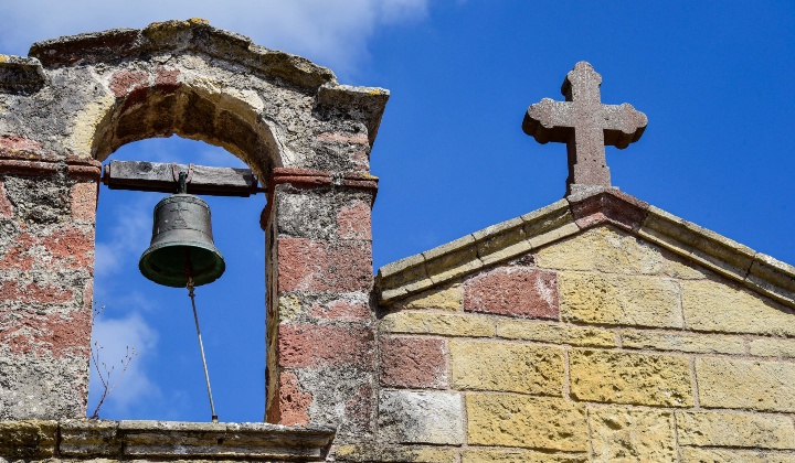 Particolare della parte alta del prospetto frontale con la croce e il campaniletto a vela