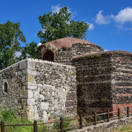 Lato N dell'edificio, caratterizzato da differente tecnica costruttiva, con murature in conci basaltici e pietra calcarea (foto Ivo Piras)