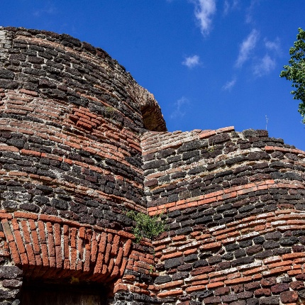 Particolare delle murature a filari alterni di mattone cotto e basalto (foto Ivo Piras)