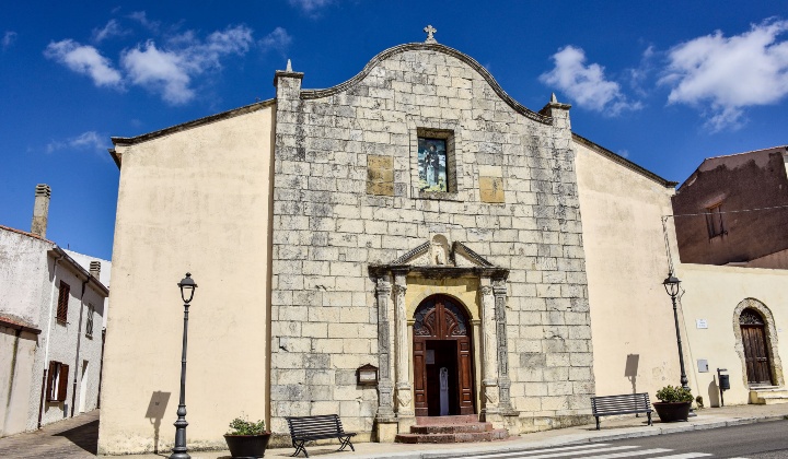 La facciata, del XVII secolo, è realizzata in cantoni lapidei dal taglio accurato