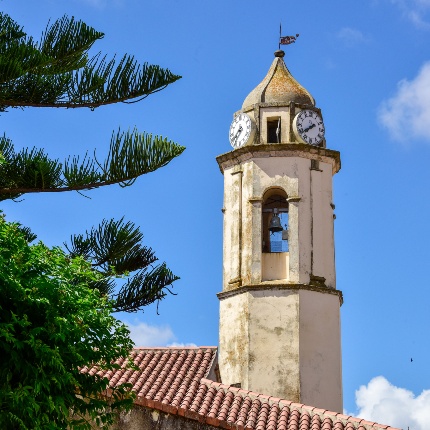 Nella parte posteriore si erge un bel campanile con basamento quadrato e canna ottagonale (foto Ivo Piras)