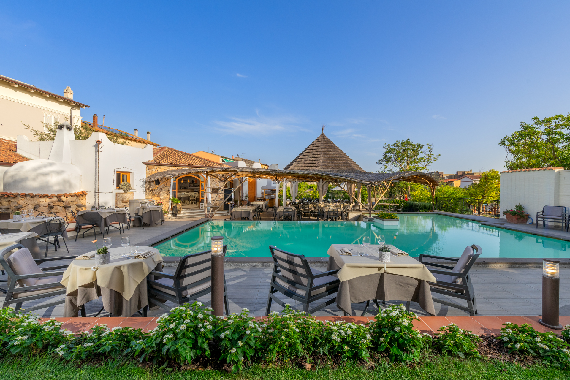 Esterno - vista piscina