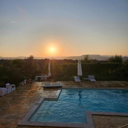 Piscina (foto Booking, Domus La Roccia)