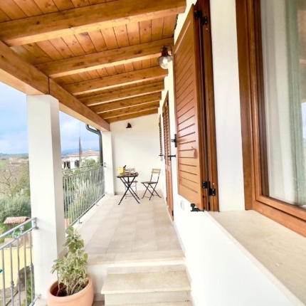 Balcone con vista piscina (foto Booking, Domus La Roccia)
