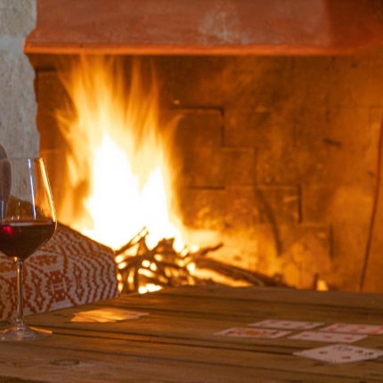 Fireplace with fire (photoBooking, Hotel Locanda Minerva)