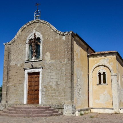 Vista del prospetto frontale con il portale e la bifora (foto Ivo Piras)