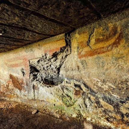Tomba III, falsa porta centralizzata, inquadrata da una fascia dipinta in rosso a simboleggiare le corna taurine (foto Ivo Piras)