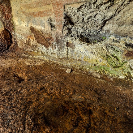 Tomba III, focolare delimitato da quattro cerchi concentrici scolpiti con coppella centrale (foto Ivo Piras)