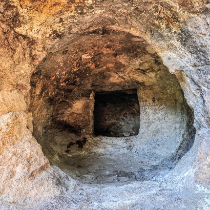 Tomba IV, portello di ingresso