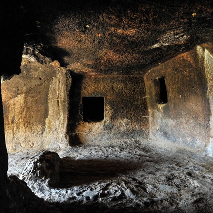 Tomba I, la più grande della necropoli, presenta uno zoccolo, due paraste e una fascia orizzontale in rilievo (foto Ivo Piras)
