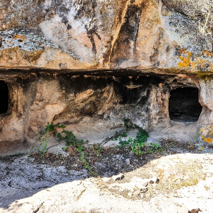 Tomba II, dove la parte antistante alle celle visibili oggi, è crollata (foto Ivo Piras)