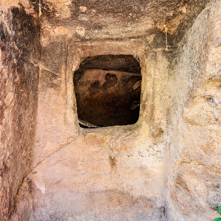 Tomba II, cella ovest della domus, con portello d'accesso ben sagomato (foto Ivo Piras)