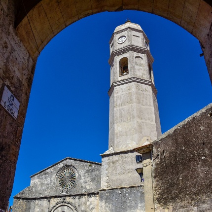 Chiesa di Santa Vittoria. Veduta del campanile a canna ottagonale (foto Ivo Piras)