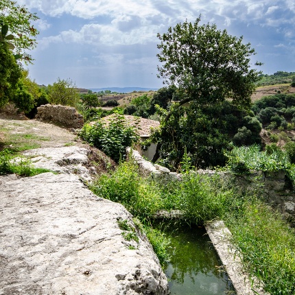 Vicino alla chiesa una vasca d'acqua è utilizzata dai fedeli oltre che come lavatoio anche per bagnarsi mani e piedi alla mezzanotte del vespro per purificarsi (foto Angelo Marras)