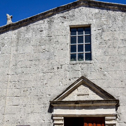 Il portone timpanato e la una finestra rettangolare (foto Ivo Piras)