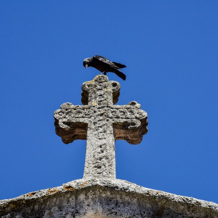 All’apice del tetto si ammira una croce lobata decorata con rosette e volute (foto Ivo Piras)