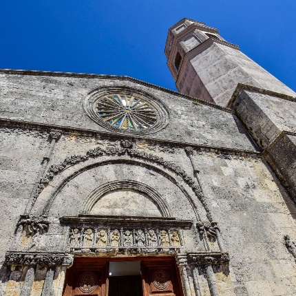 La facciata cuspidata, chiusa tra il contrafforte e il campanile a base quadrata (foto Ivo Piras)