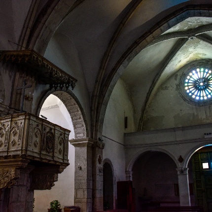 La navata è ripartita in quattro campate voltate a crociera gemmata con archi a sesto acuto (foto Ivo Piras)