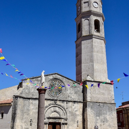 Veduta della parrocchiale ricostruita in forme tardogotiche ma con i motivi classicistici (foto Ivo Piras)