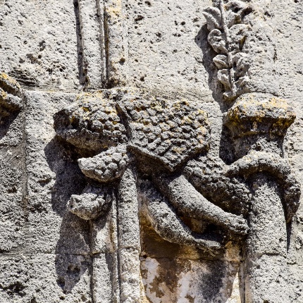 Figura zoomorfa alla destra dell'architrave del portale (foto Ivo Piras)