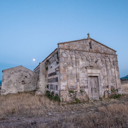 La facciata con una scultura antropomorfa, forse una divinità precristiana (foto Ivo Piras)
