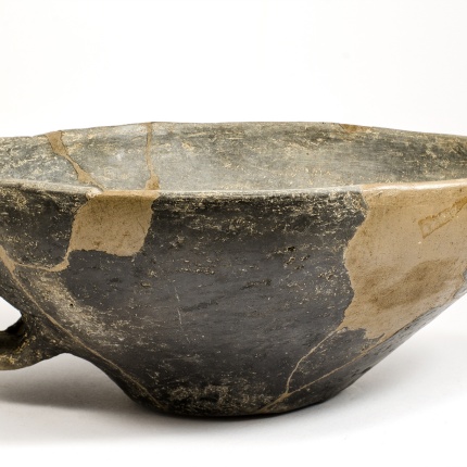 Scodella con ansa verticale (XIII sec. a.C.) (foto Giuseppe Lonis)