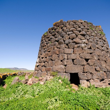 The entrance of the nuraghe is very low, as the nuragic level turns out to be underground. (photoGiuseppe Lonis)