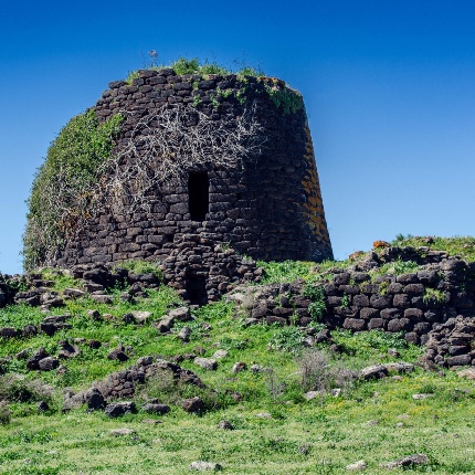 Front view of the central tower with the rectangular window (photoGiuseppe Lonis)