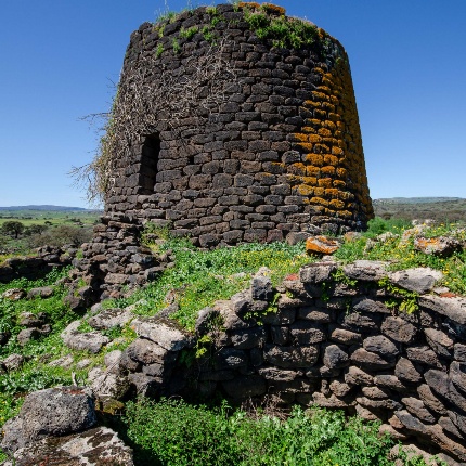 The monument consists of a central tower with a frontal bilobate bastion and two lateral towers. (photoGiuseppe Lonis)