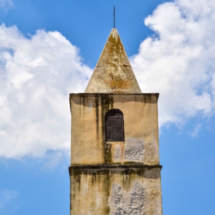 Particolare del campanile a canna quadrata (foto Ivo Piras)