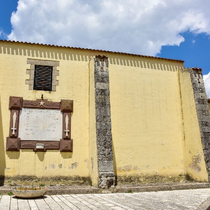 Side view with an embedded commemorative plaque to the fallen (photoIvo Piras)