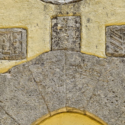 Detail of the lunette of the facade portal with some decorated inserts (photoIvo Piras)