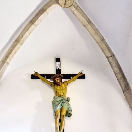 Wooden crucifix and gemmed groin vault (photoIvo Piras)