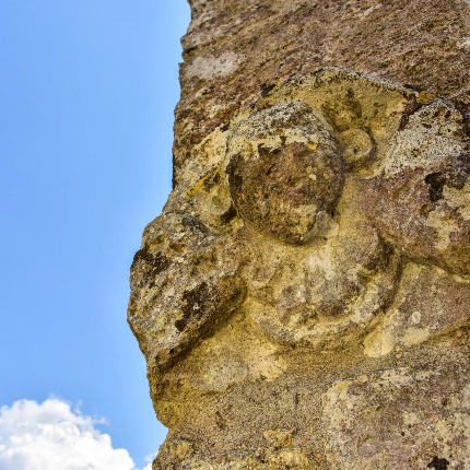 Raffigurazione architettonica presente su un fianco (foto Ivo Piras)