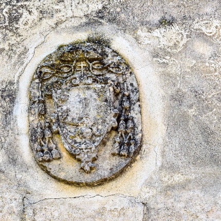 Stemma nel fianco dell'edificio (foto Ivo Piras)