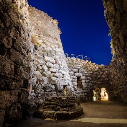 The courtyard in a captivating nighttime image (photoGiuseppe Lonis)