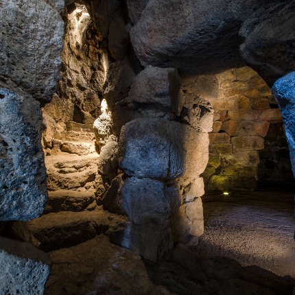 Staircase and room on the first floor of the central tower (photoGiuseppe Lonis)