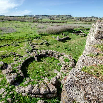 Hut 1 of the village seen from the bastion (photoGiuseppe Lonis)