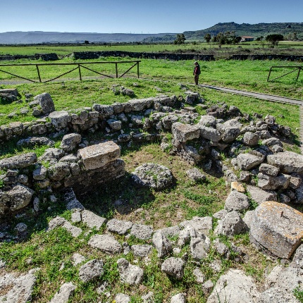 The rustic villa from the Roman Imperial age superimposed on hut 8 of the village (photoGiuseppe Lonis)