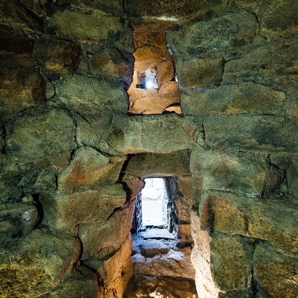 Detail of the space created above the flat floor of the entrance corridor to the central room. (photoGiuseppe Lonis)