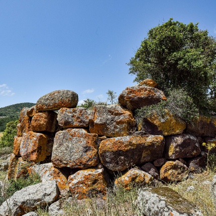 Foreground of the monument with the inhabited center in the background (photoIvo Piras)