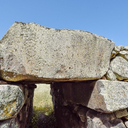 Entrance E of the megalithic wall (photoIvo Piras)